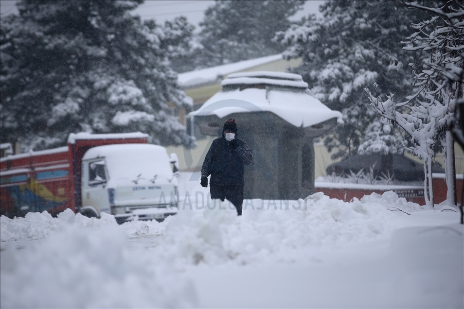 Kırklareli'nde kar yağışı etkili oluyor