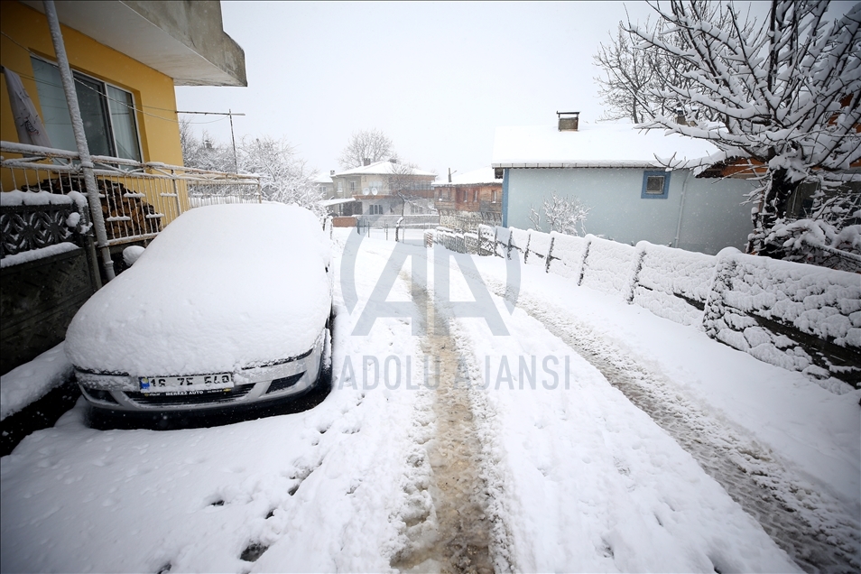 Kırklareli'nde kar yağışı etkili oluyor