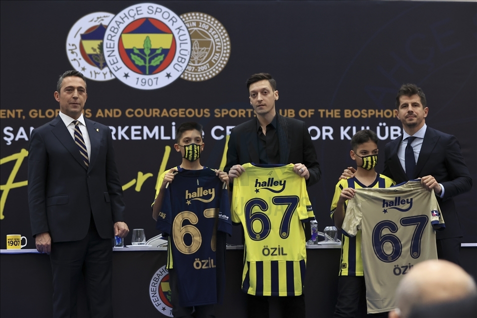 Mesut Özil, Fenerbahçe ile resmi sözleşme imzaladı