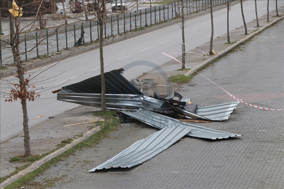 Bolu'da fırtınada çatılar uçtu, ağaçlar devrildi