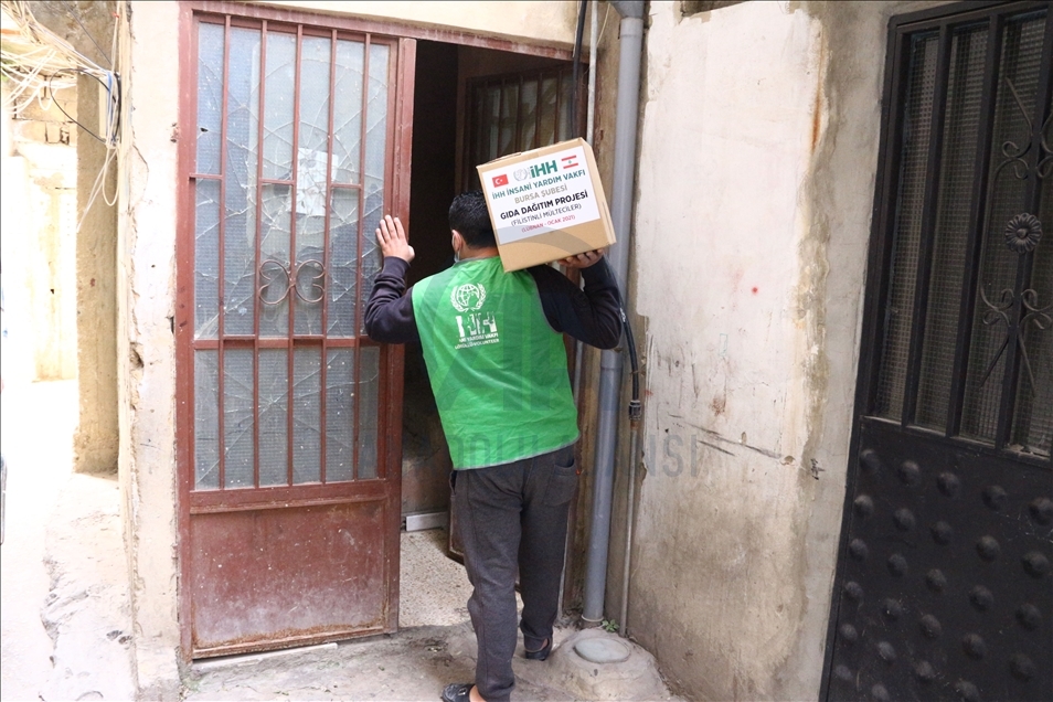 لبنان.. الإغاثة التركية توزع مساعدات على لاجئين فلسطينيين
