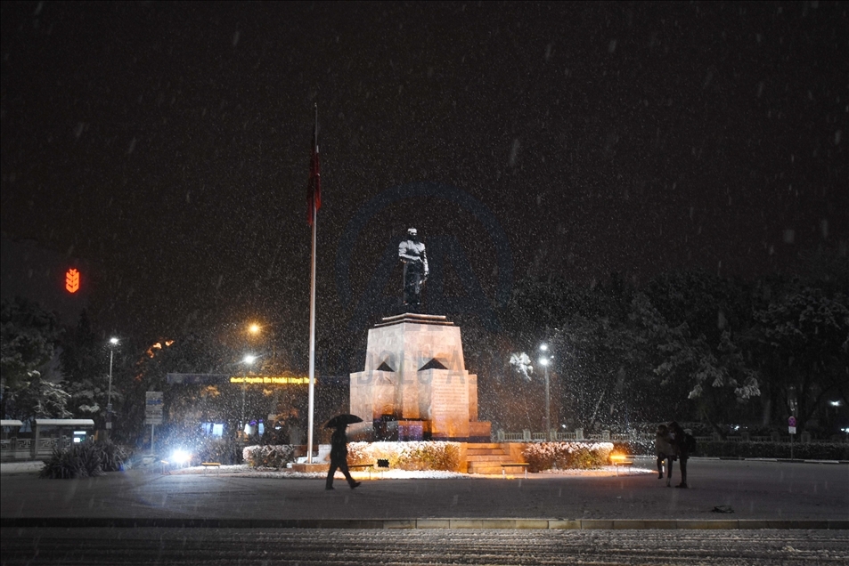 Muğla'da kar yağışı etkili oluyor