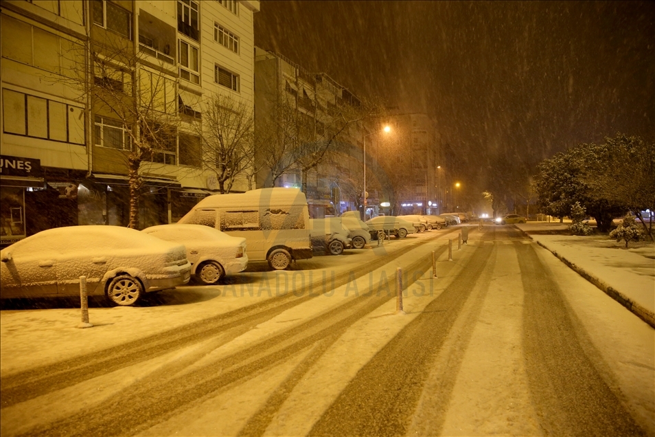 Kırklareli'nde kar yağışı etkili oluyor