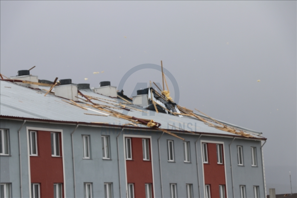 Bolu'da fırtınada çatılar uçtu, ağaçlar devrildi