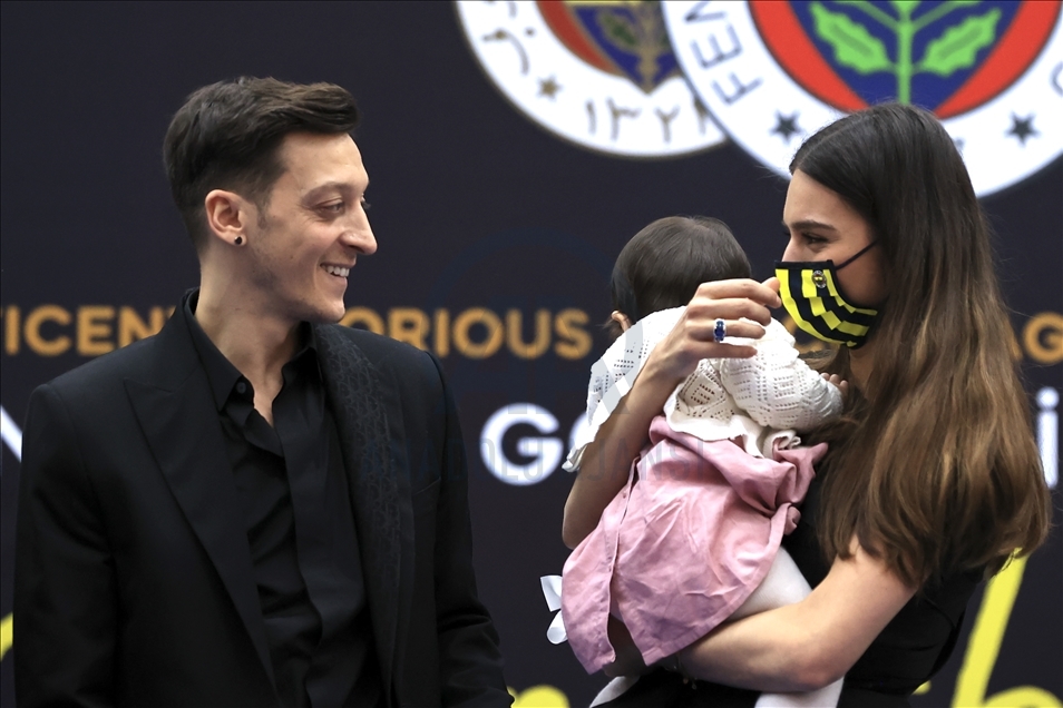 Fenerbahçe, Mesut Özil ile resmi sözleşme imzaladı