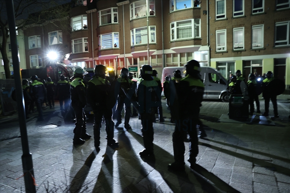Policía interviene las protestas contra las restricciones por el COVID-19 en Países Bajos
