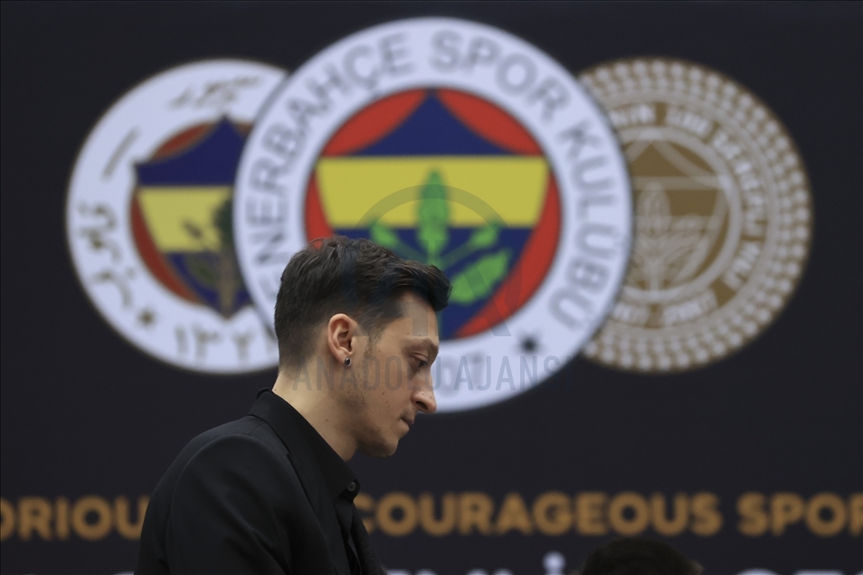 Mesut Özil, Fenerbahçe ile resmi sözleşme imzaladı