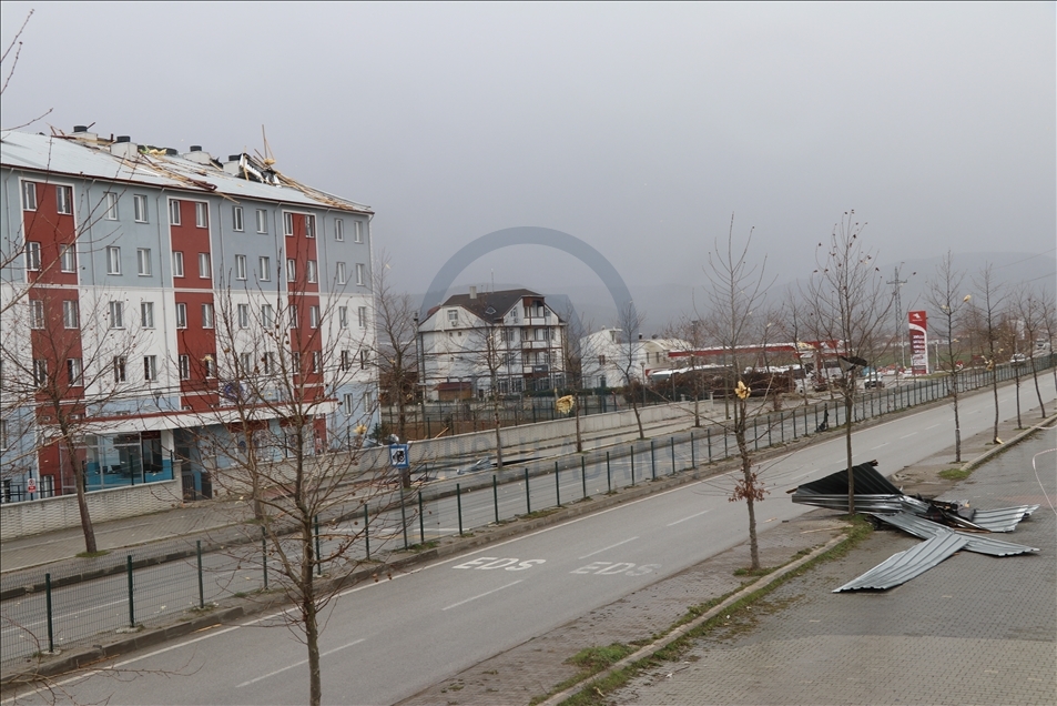 Bolu'da fırtınada çatılar uçtu, ağaçlar devrildi