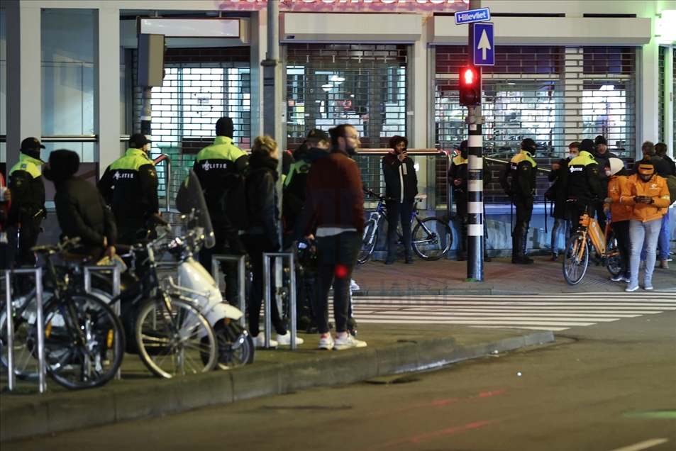 Policía interviene las protestas contra las restricciones por el COVID-19 en Países Bajos