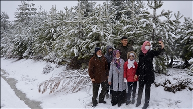 Manisa'da yüksek kesimlerde kar yağışı başladı