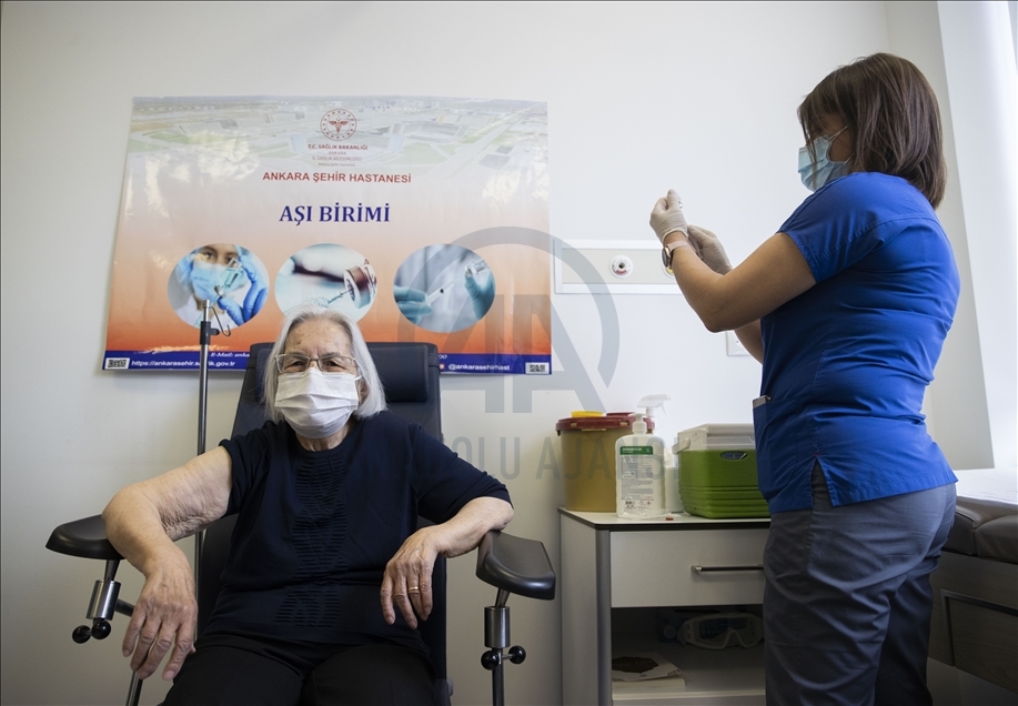 Comienza la vacunación contra el COVID-19 a personas de la tercera edad en Ankara