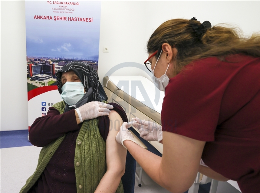 روند واکسیناسیون افراد 75 سال به بالا در ترکیه آغاز شد
