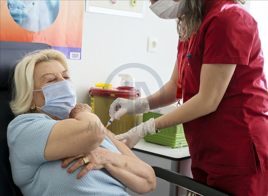 روند واکسیناسیون افراد 75 سال به بالا در ترکیه آغاز شد
