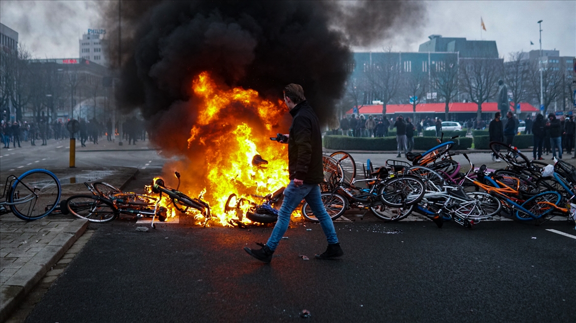 Hollanda'da Kovid-19 önlemlerine karşı gösterilere polis müdahale etti