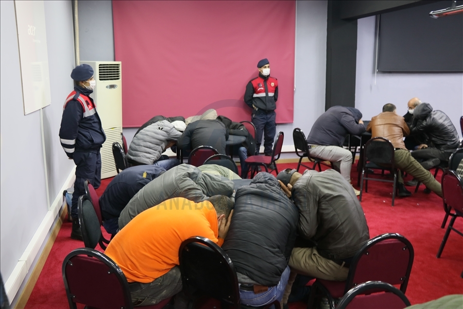 İzmir'de jandarmadan tombalacılara gece baskını