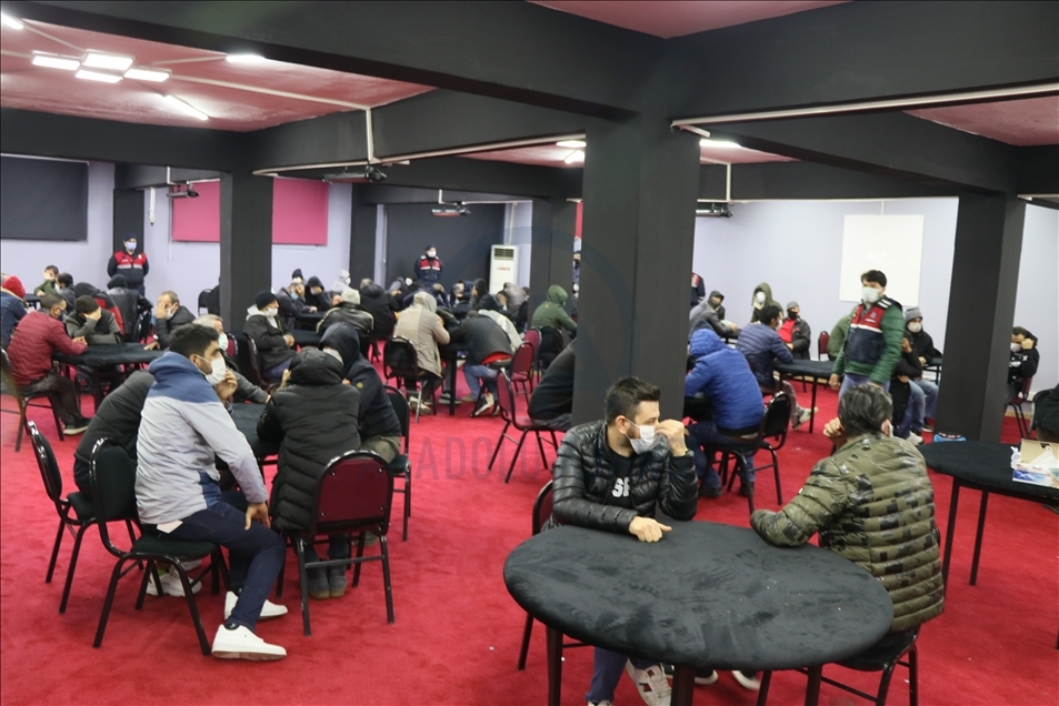 İzmir'de jandarmadan tombalacılara gece baskını