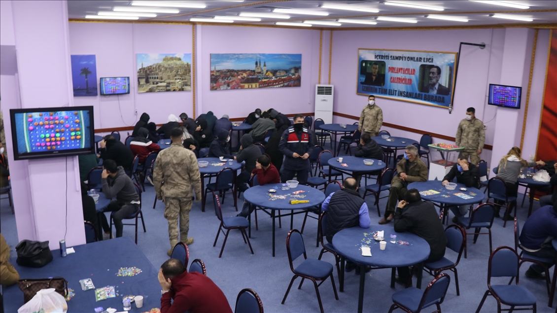 İzmir'de jandarmadan tombalacılara gece baskını