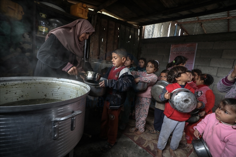 Une Palestinienne offre de la nourriture aux pauvres de Gaza