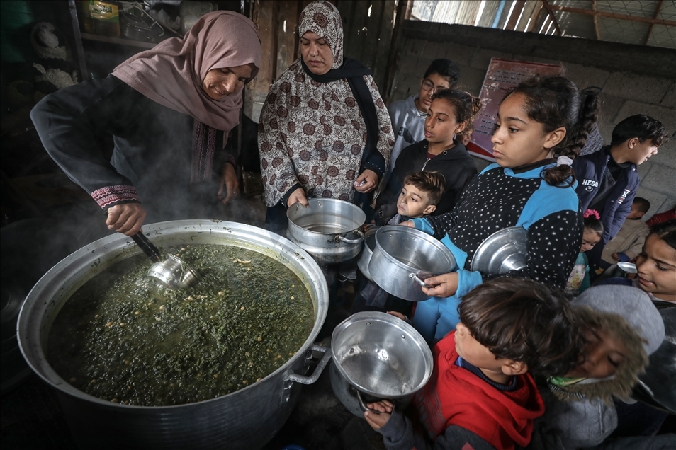 Une Palestinienne offre de la nourriture aux pauvres de Gaza