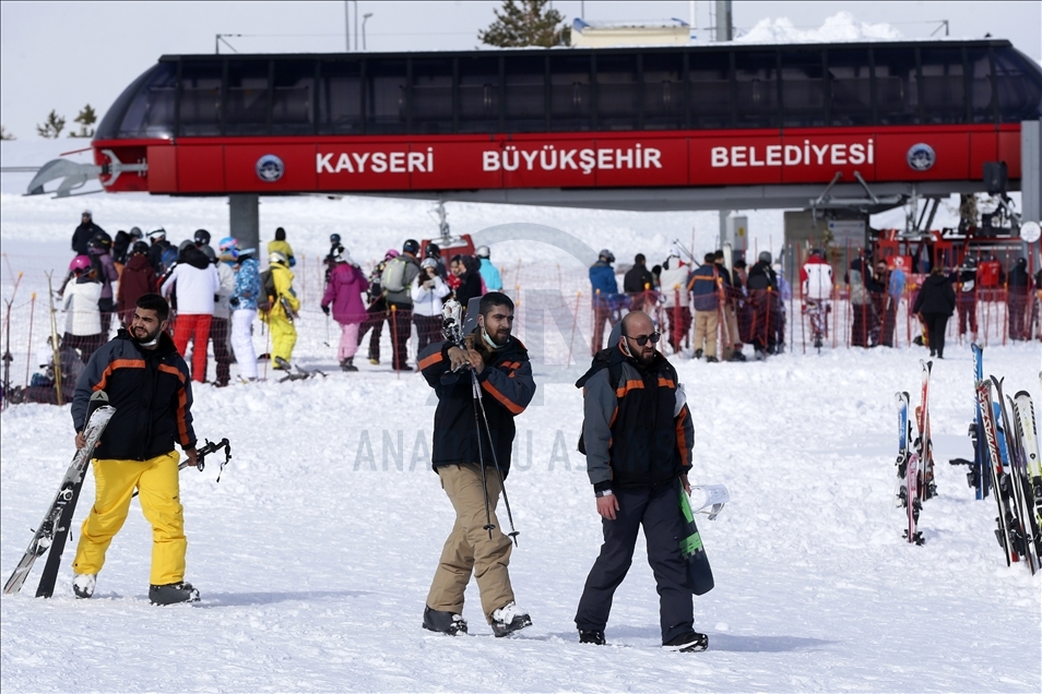 Erciyes Kayak Merkezi'nde hafta sonu yoğunluğu