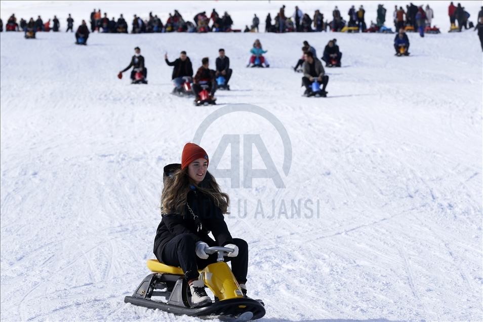 Erciyes Kayak Merkezi'nde hafta sonu yoğunluğu