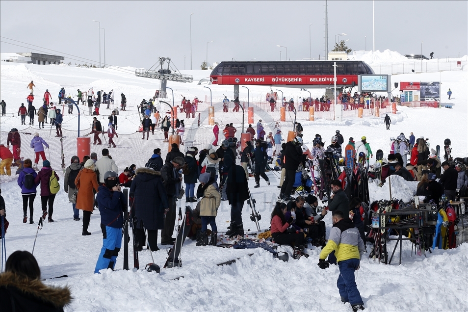 Erciyes Kayak Merkezi'nde hafta sonu yoğunluğu
