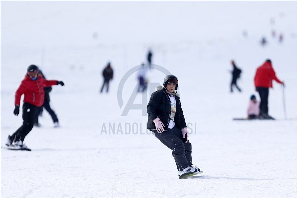 Erciyes Kayak Merkezi'nde hafta sonu yoğunluğu