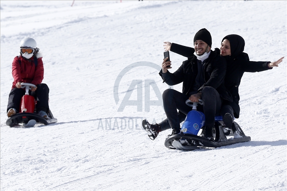 Erciyes Kayak Merkezi'nde hafta sonu yoğunluğu