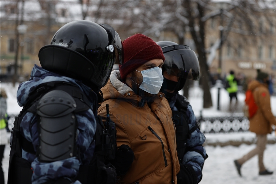 Rusya'da göstericiler, Navalnıy'ın tutuklanmasını protesto etmek için tekrar sokakta