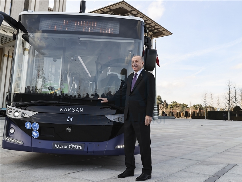 Cumhurbaşkanı Erdoğan elektrikli sürücüsüz otobüsü test etti