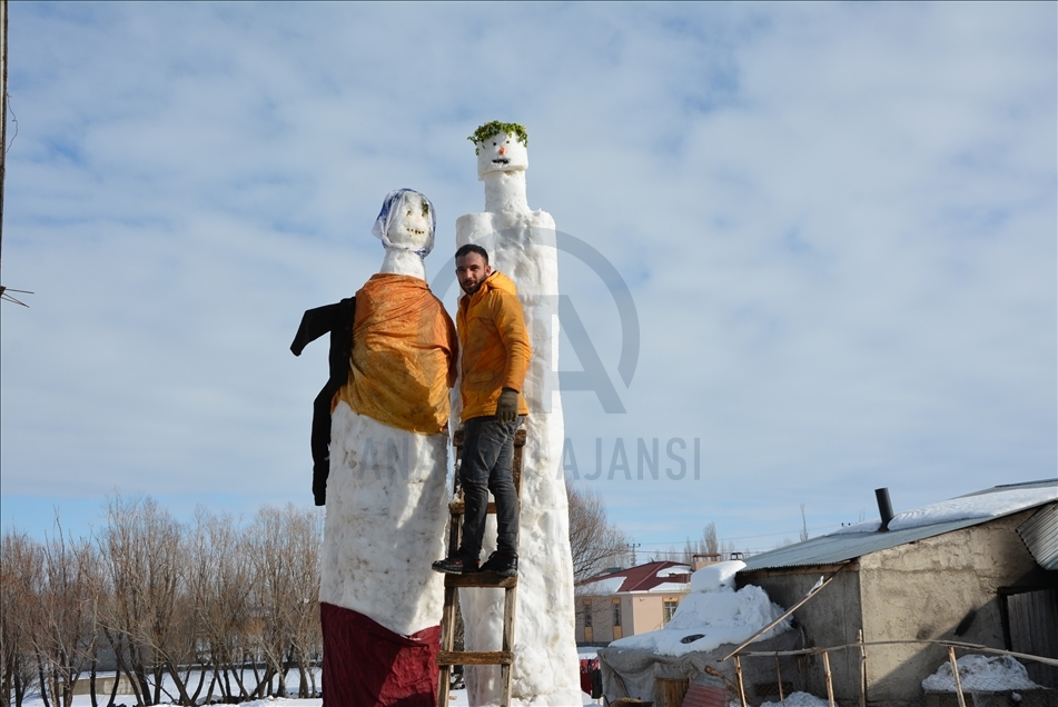 Ağrı'da 5 metrelik dev kardan gelin ve damat ilgi odağı oldu