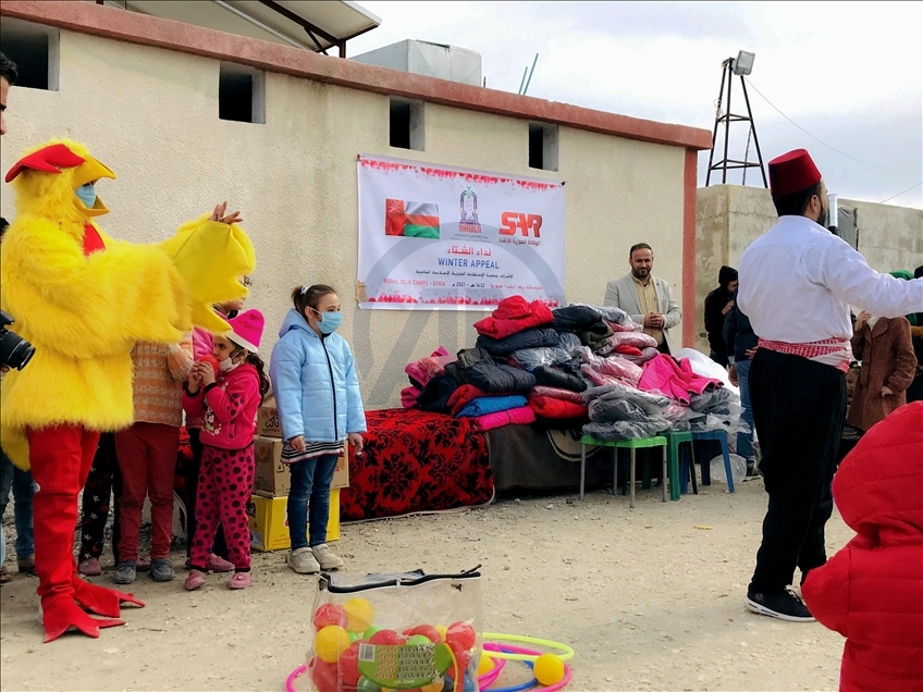 جمعية تركية تقدم معاطف لـ250 طفلا سوريا في إدلب