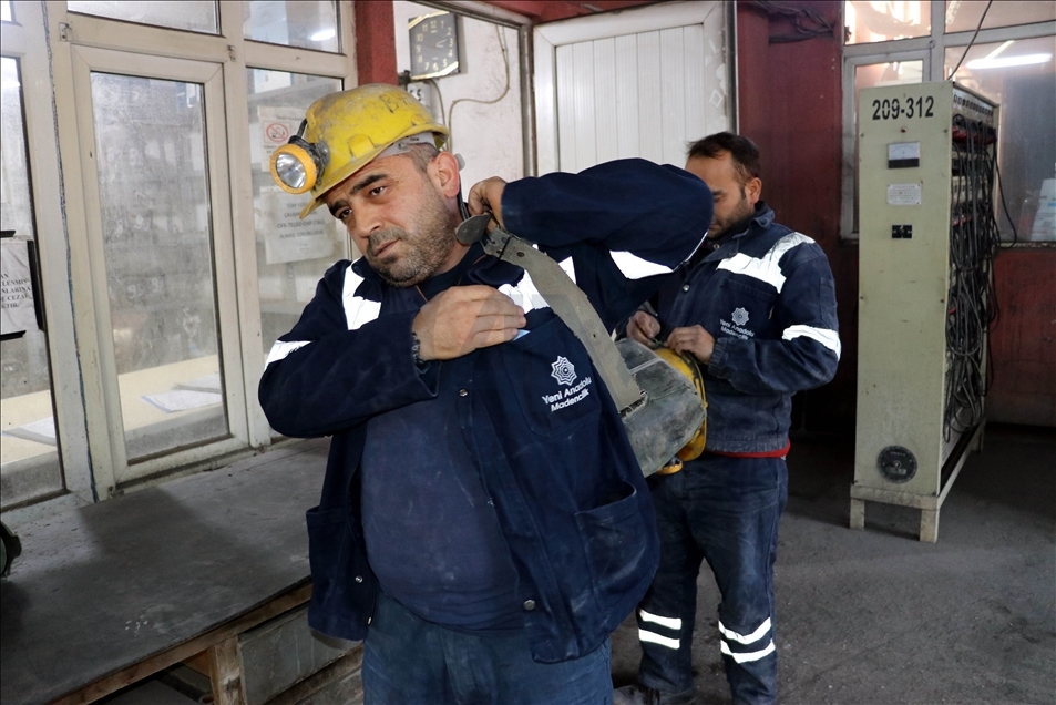 Madenciler "Kara elmas"ın peşinde yer altında ter döküyorlar