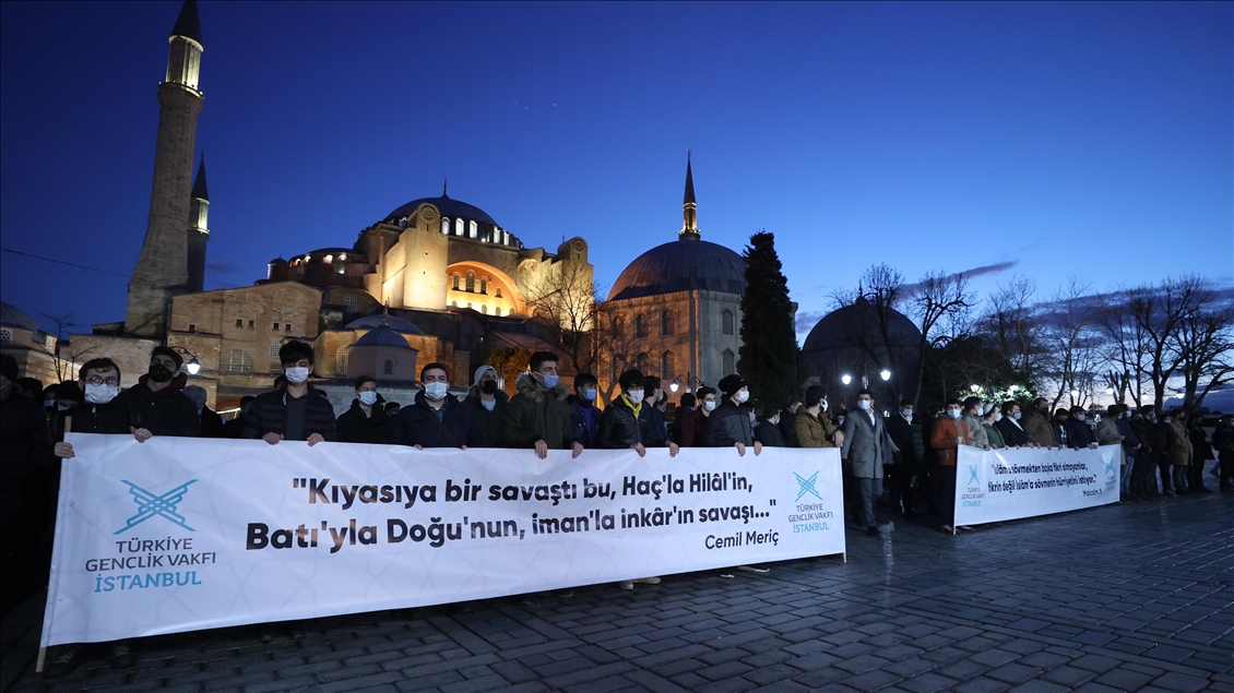 TÜGVA, Boğaziçi Üniversitesi önünde Kabe fotoğrafının yere serilmesine tepki gösterdi