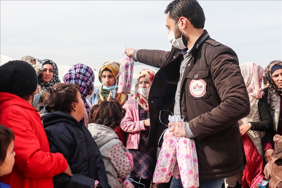 جمعية تركية تقدم معاطف لـ250 طفلا سوريا في إدلب