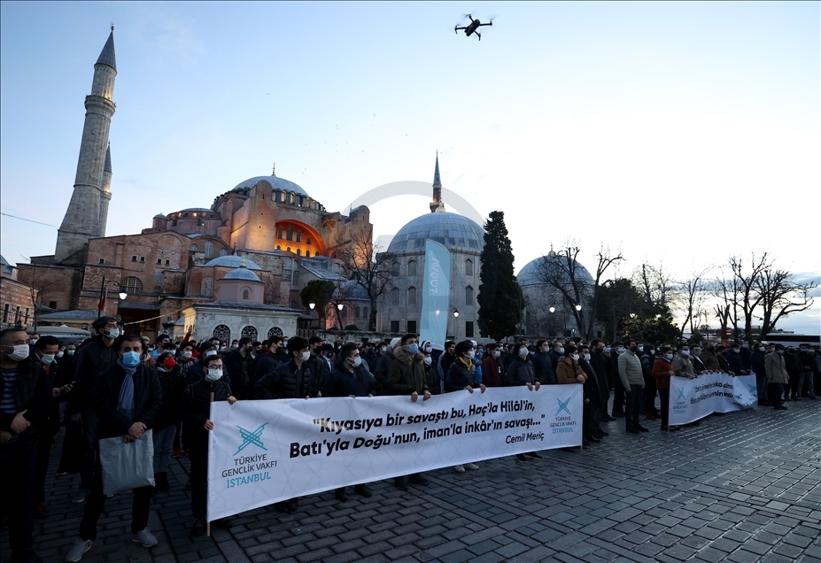 TÜGVA, Boğaziçi Üniversitesi önünde Kabe fotoğrafının yere serilmesine tepki gösterdi