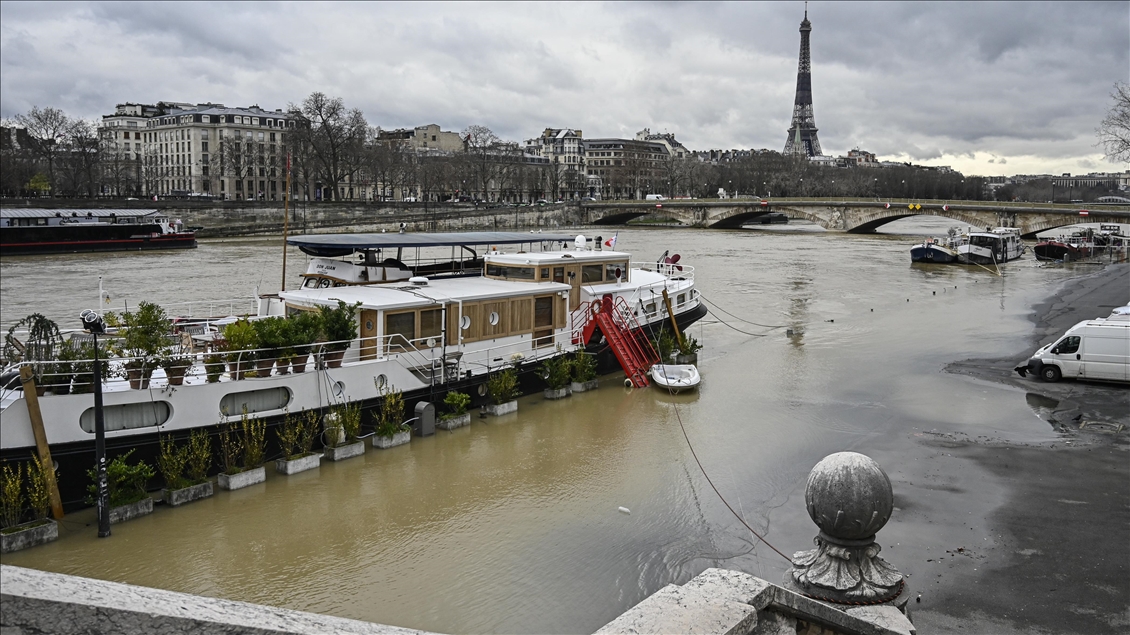 Paris'te Sen Nehri'nin bazı kısımları sular altında kaldı