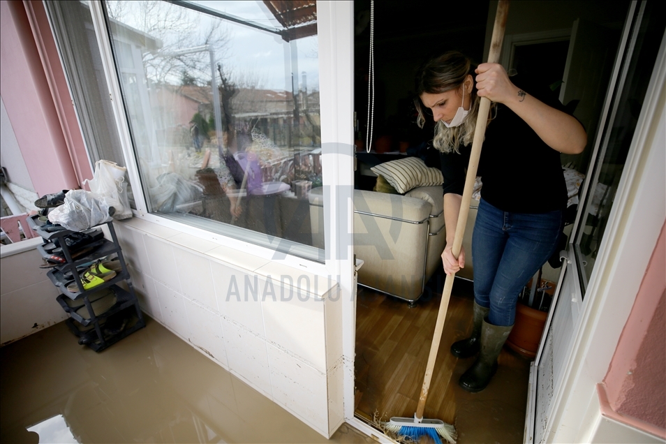 Kırklareli'nde dereler taştı, ev ve iş yerlerini su bastı