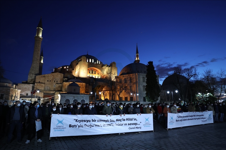 TÜGVA, Boğaziçi Üniversitesi önünde Kabe fotoğrafının yere serilmesine tepki gösterdi