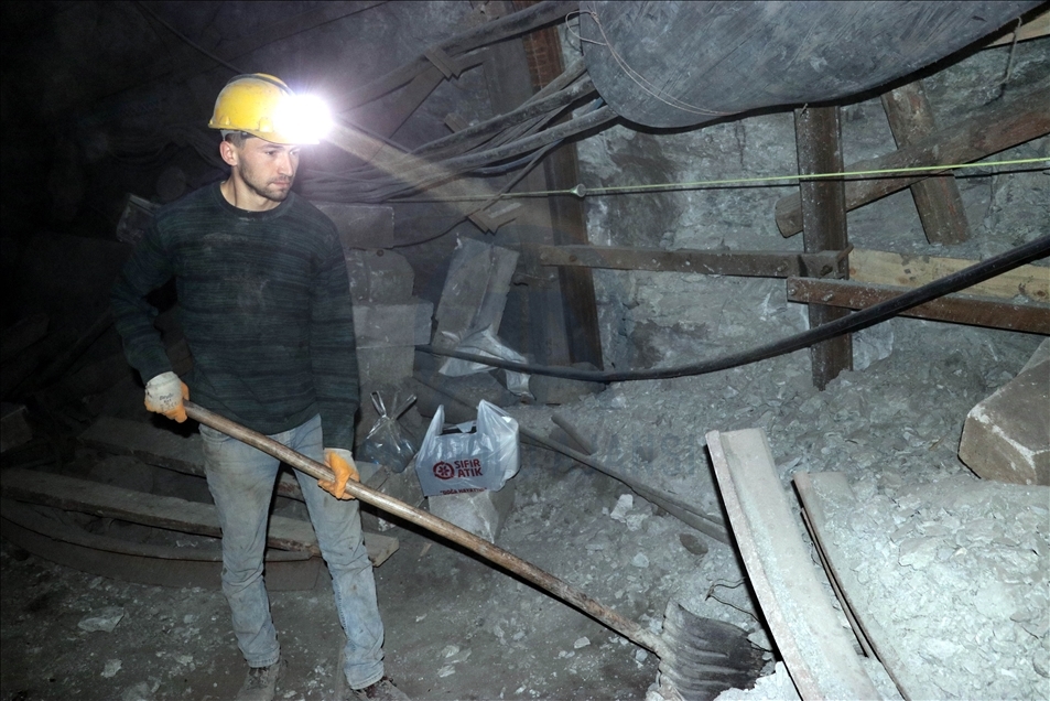 Madenciler "Kara elmas"ın peşinde yer altında ter döküyorlar