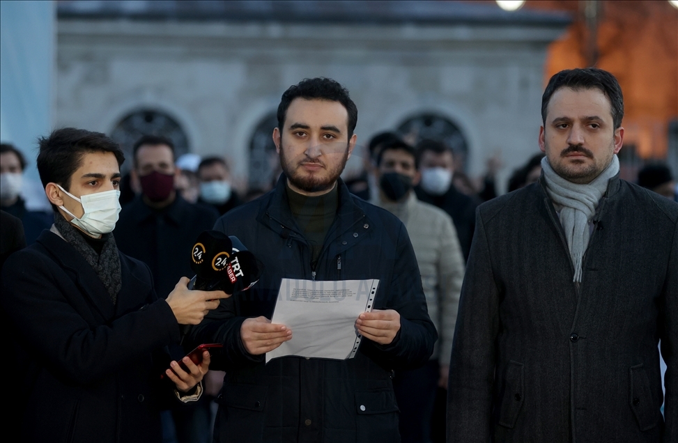 TÜGVA, Boğaziçi Üniversitesi önünde Kabe fotoğrafının yere serilmesine tepki gösterdi