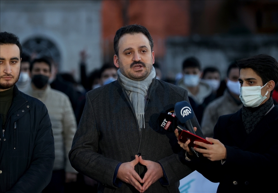 TÜGVA, Boğaziçi Üniversitesi önünde Kabe fotoğrafının yere serilmesine tepki gösterdi