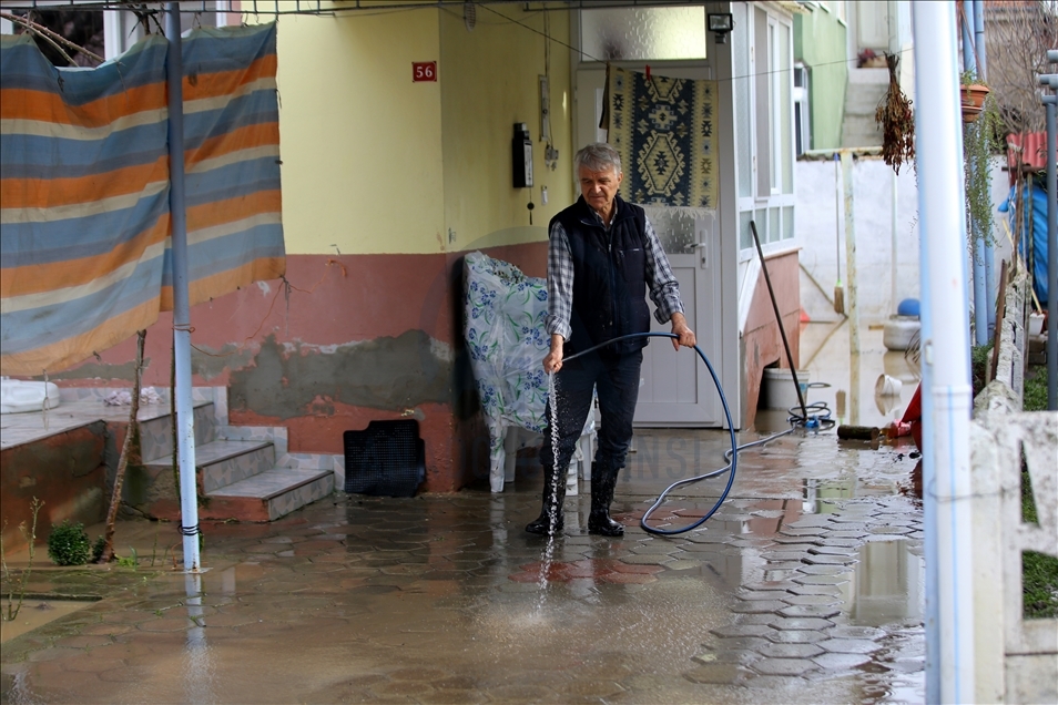 Kırklareli'nde dereler taştı, ev ve iş yerlerini su bastı