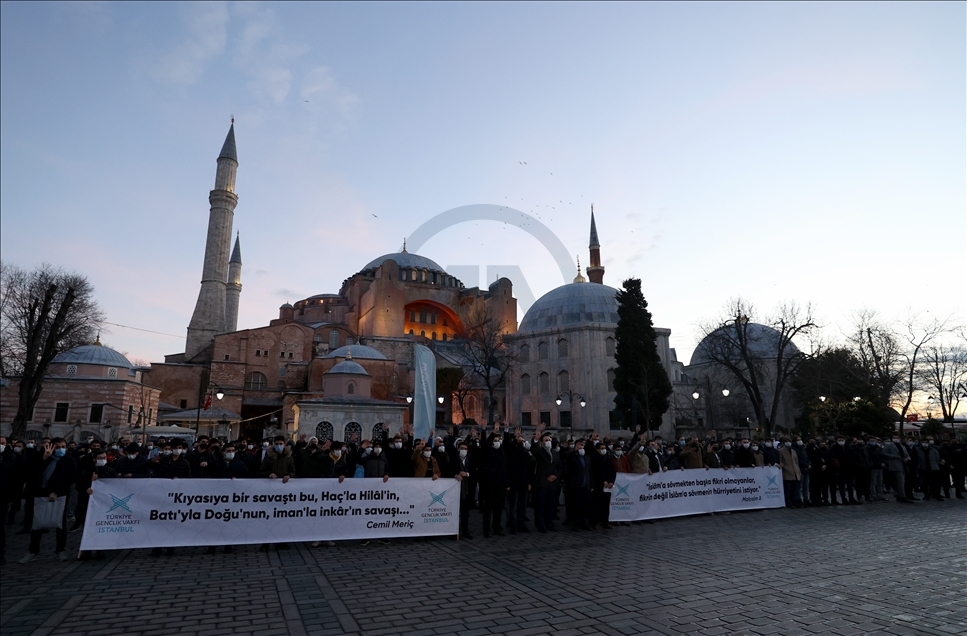 TÜGVA, Boğaziçi Üniversitesi önünde Kabe fotoğrafının yere serilmesine tepki gösterdi