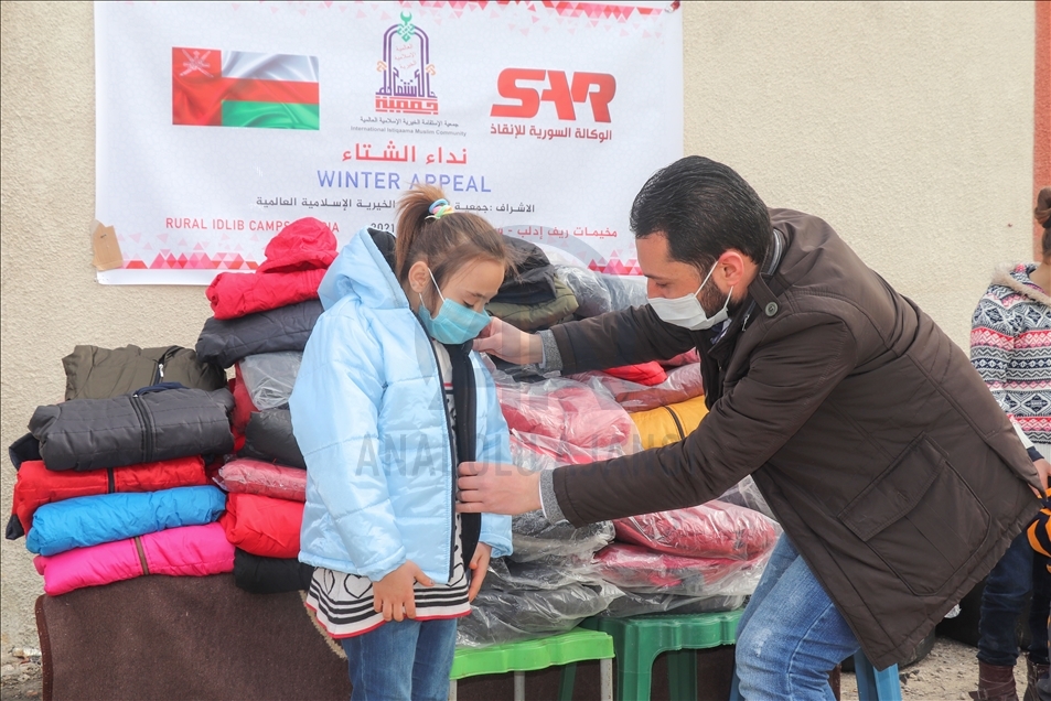 جمعية تركية تقدم معاطف لـ250 طفلا سوريا في إدلب