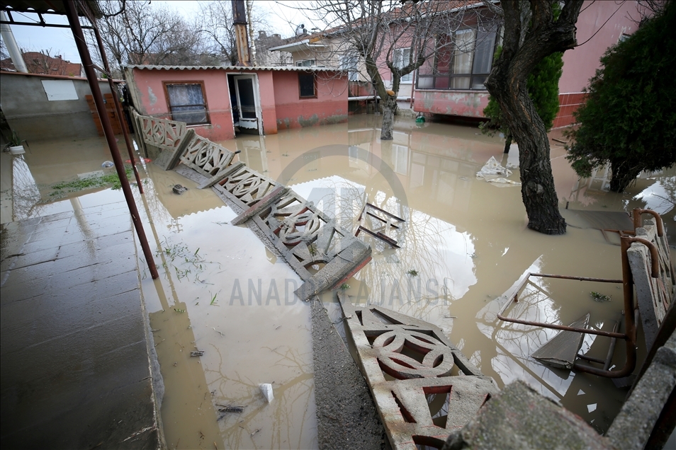 Kırklareli'nde dereler taştı, ev ve iş yerlerini su bastı
