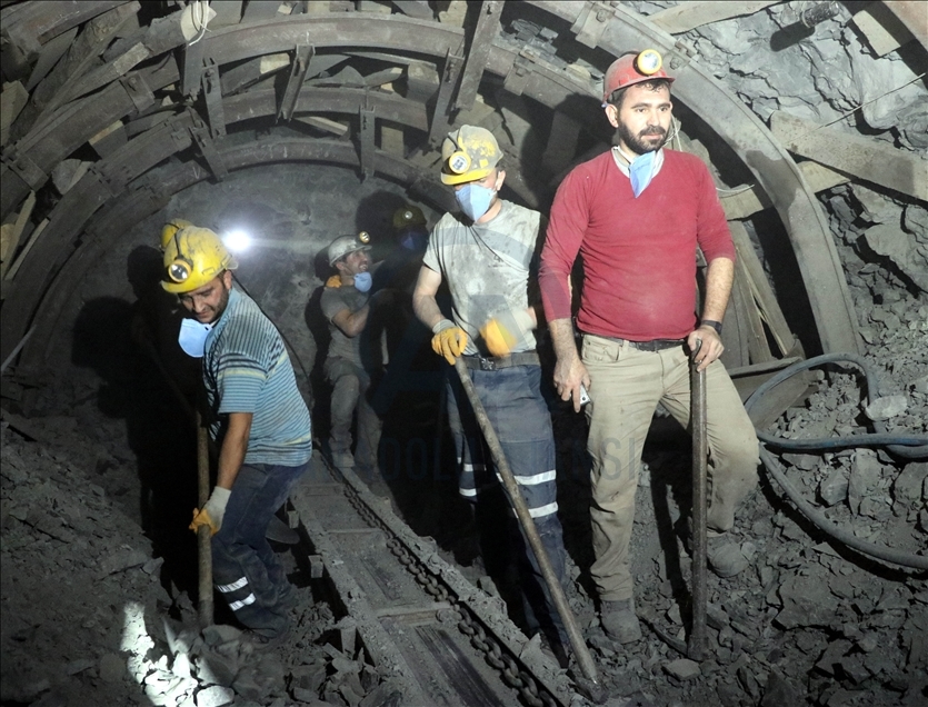 Madenciler "Kara elmas"ın peşinde yer altında ter döküyorlar
