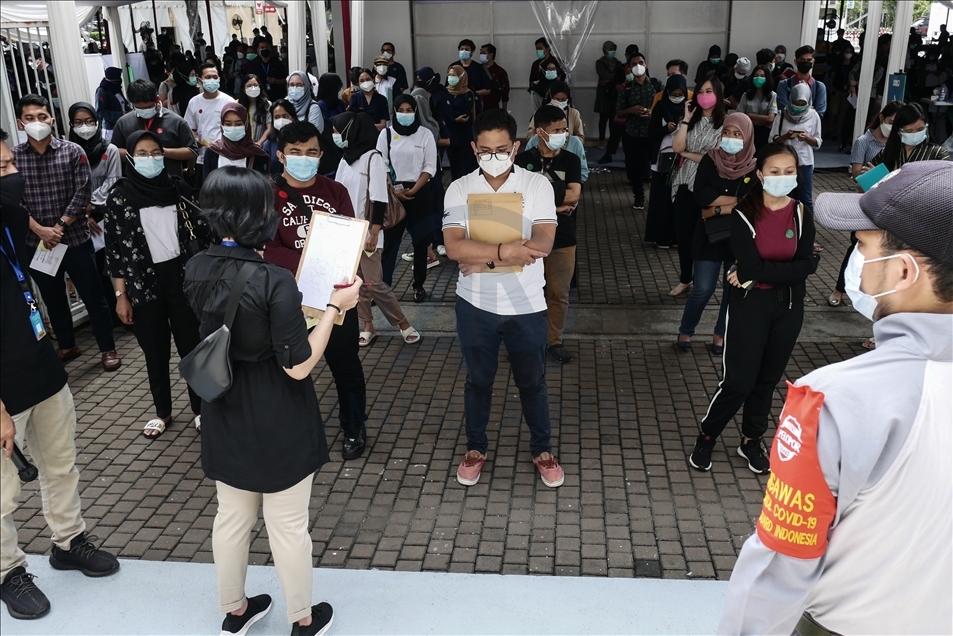 Vaksinasi Covid-19 massal untuk tenaga kesehatan Indonesia