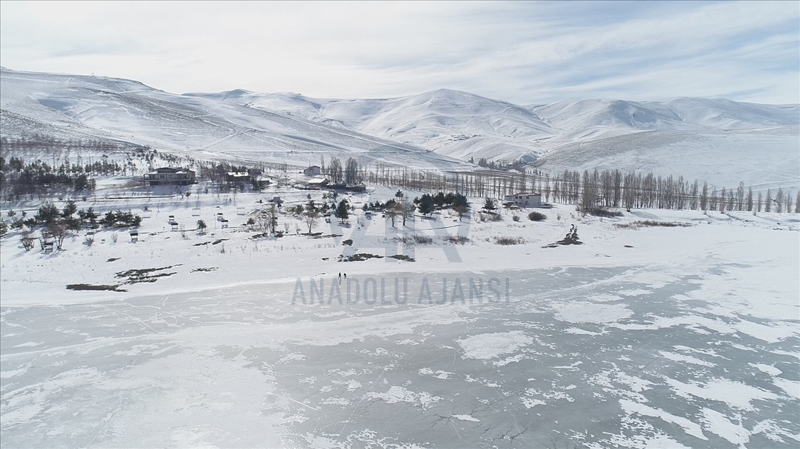 Erzurum'da buz tutan Tekederesi Göleti kışın bir başka güzel