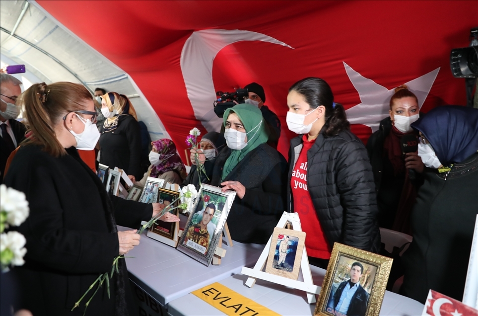 Ticaret Bakanı Ruhsar Pekcan, Diyarbakır annelerini ziyaret etti
